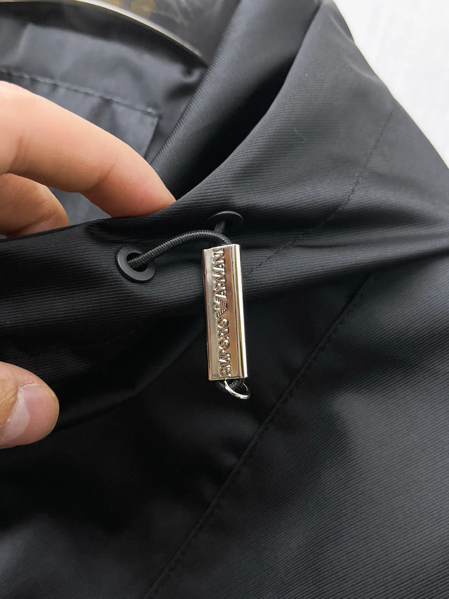 Armani official website Same Style, complete with three labels, on sale in advance. 2026 Autumn and Winter New Arrival men's jacket, Original with complete three labels, Premium version. Custom-made fabrics at the counter. Breathable, high comfort, impeccable details, brand element design concept, reflecting high quality. It feels delicate and soft, presents a casual cut, and has a great upper body shape. Sizes: M～3XL